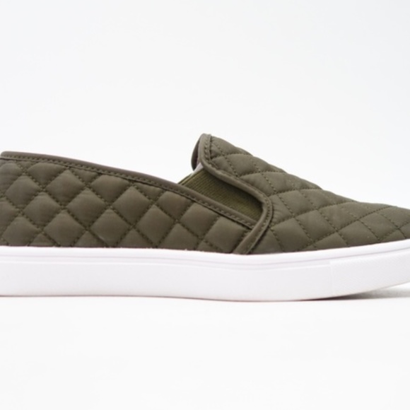 LIKE NEW STEVE MADDEN GREEN QUILTED SLIP ON SHOE - Picture 1 of 5